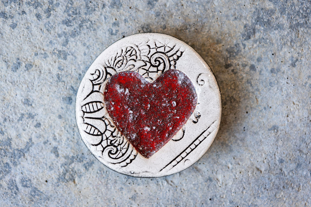 Lace-Patterned Circular Memorial Tile - Textured Ceramic Tribute with Ash-Infused Heart