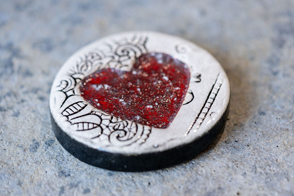 Lace-Patterned Circular Memorial Tile - Textured Ceramic Tribute with Ash-Infused Heart