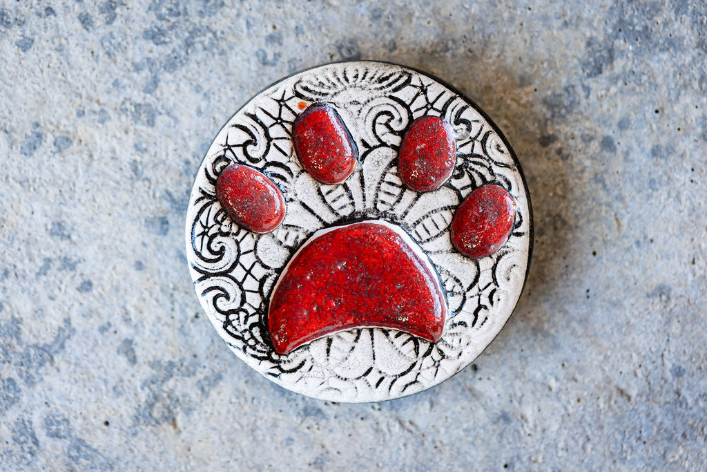 Lace-Patterned Circular Pet Memorial Tile - Textured Ceramic Tribute with Paw Print