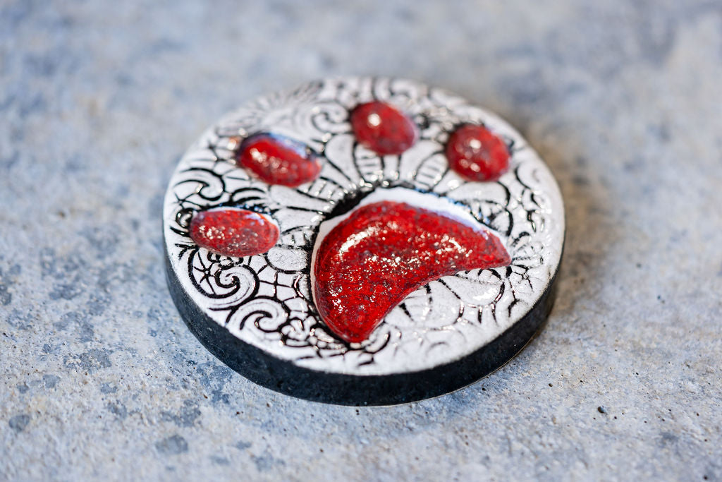 Lace-Patterned Circular Pet Memorial Tile - Textured Ceramic Tribute with Paw Print
