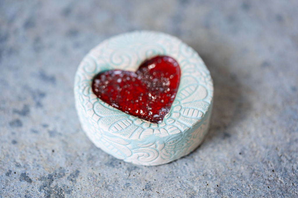 Lace Detail Pet Memorial Pebble - Natural Ceramic Tribute with Colored Texture