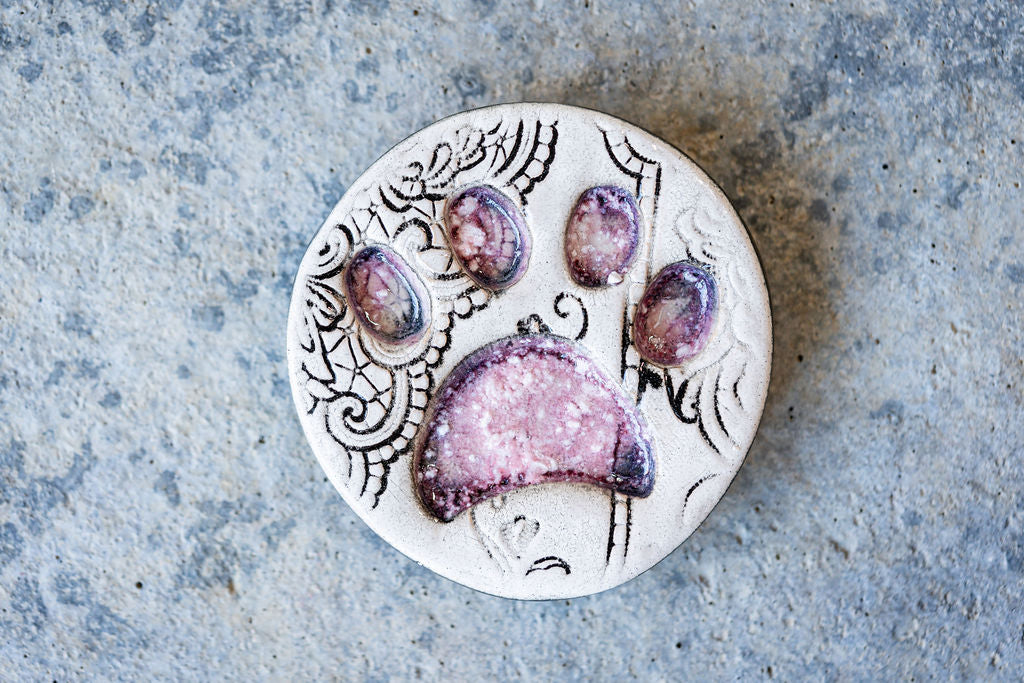 Lace-Patterned Circular Pet Memorial Tile - Textured Ceramic Tribute with Paw Print