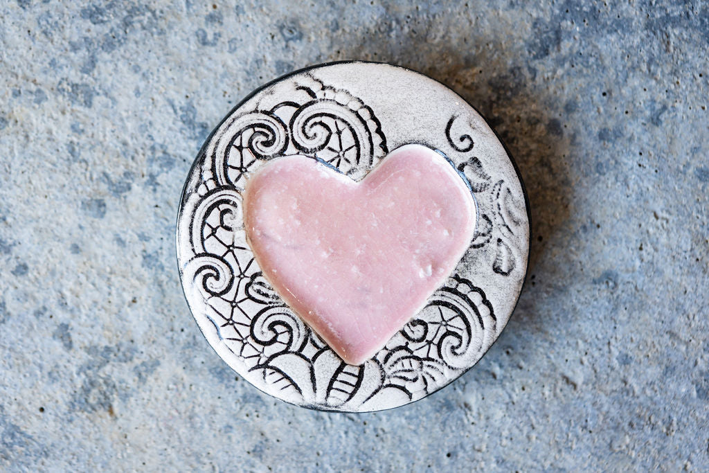 Lace-Patterned Circular Memorial Tile - Textured Ceramic Tribute with Ash-Infused Heart
