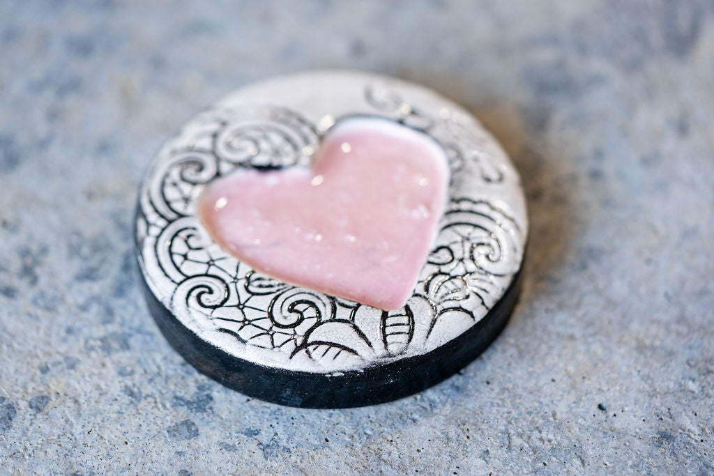 Lace-Patterned Circular Memorial Tile - Textured Ceramic Tribute with Ash-Infused Heart