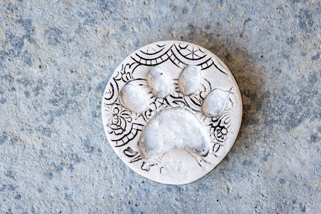 Lace-Patterned Circular Pet Memorial Tile - Textured Ceramic Tribute with Paw Print