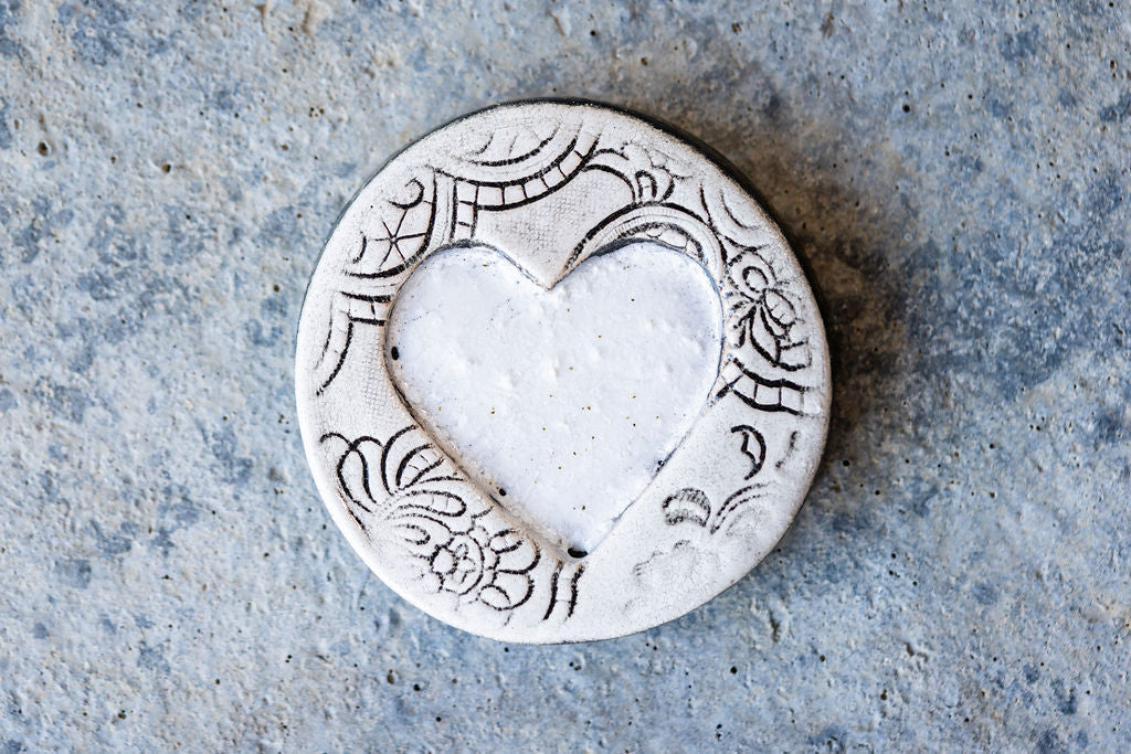 Lace-Patterned Circular Memorial Tile - Textured Ceramic Tribute with Ash-Infused Heart