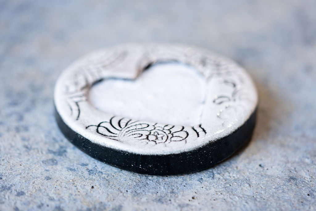 Lace-Patterned Circular Memorial Tile - Textured Ceramic Tribute with Ash-Infused Heart