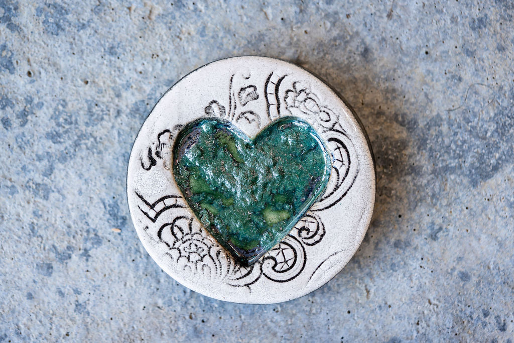 Lace-Patterned Circular Memorial Tile - Textured Ceramic Tribute with Ash-Infused Heart