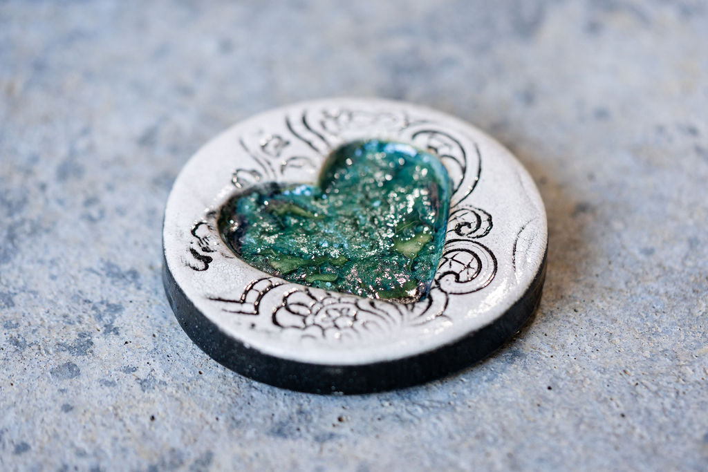 Lace-Patterned Circular Memorial Tile - Textured Ceramic Tribute with Ash-Infused Heart