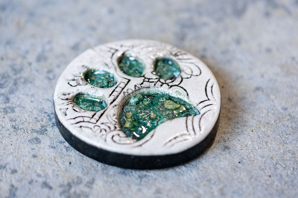 Lace-Patterned Circular Pet Memorial Tile - Textured Ceramic Tribute with Paw Print