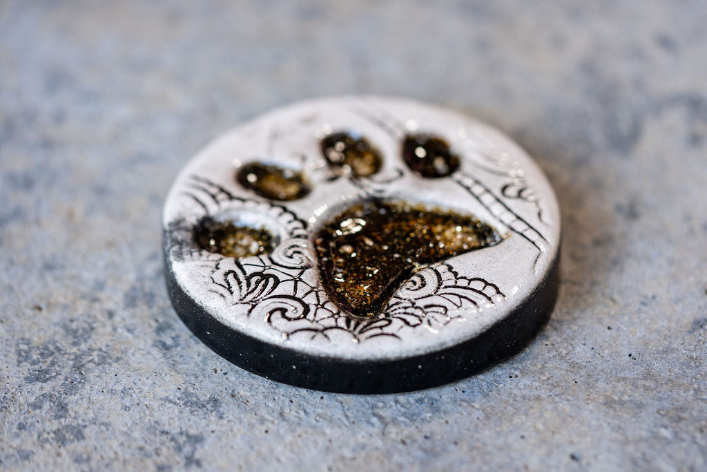 Lace-Patterned Circular Pet Memorial Tile - Textured Ceramic Tribute with Paw Print