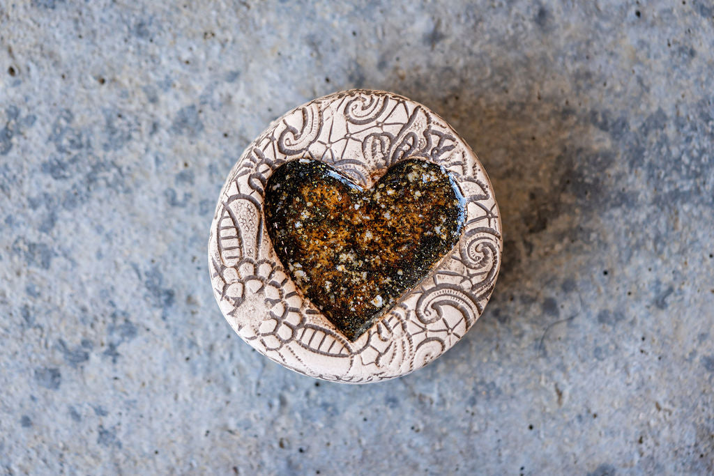 Lace Detail Pet Memorial Pebble - Natural Ceramic Tribute with Colored Texture