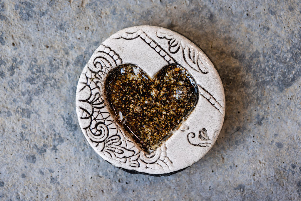Lace-Patterned Circular Memorial Tile - Textured Ceramic Tribute with Ash-Infused Heart