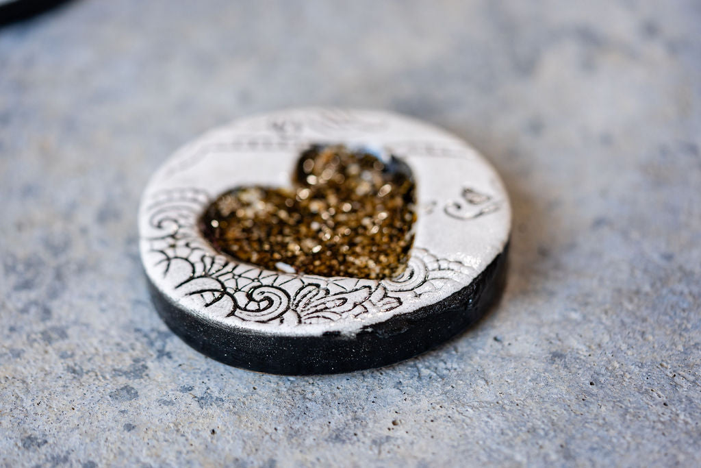 Lace-Patterned Circular Memorial Tile - Textured Ceramic Tribute with Ash-Infused Heart