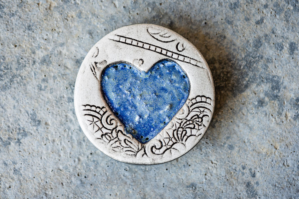 Lace-Patterned Circular Memorial Tile - Textured Ceramic Tribute with Ash-Infused Heart