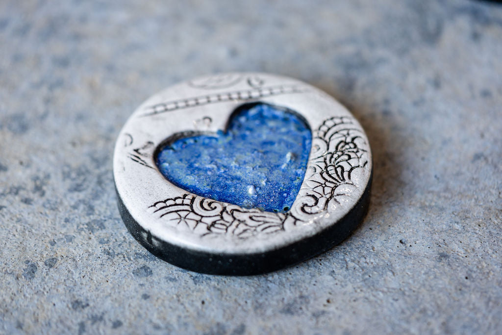 Lace-Patterned Circular Memorial Tile - Textured Ceramic Tribute with Ash-Infused Heart