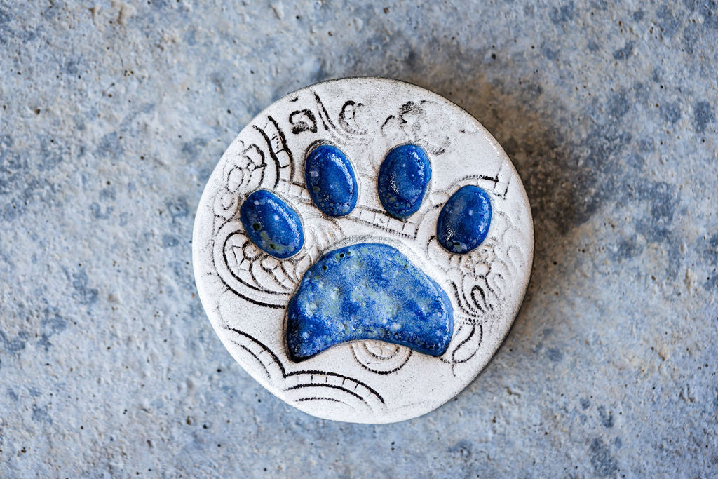 Lace-Patterned Circular Pet Memorial Tile - Textured Ceramic Tribute with Paw Print