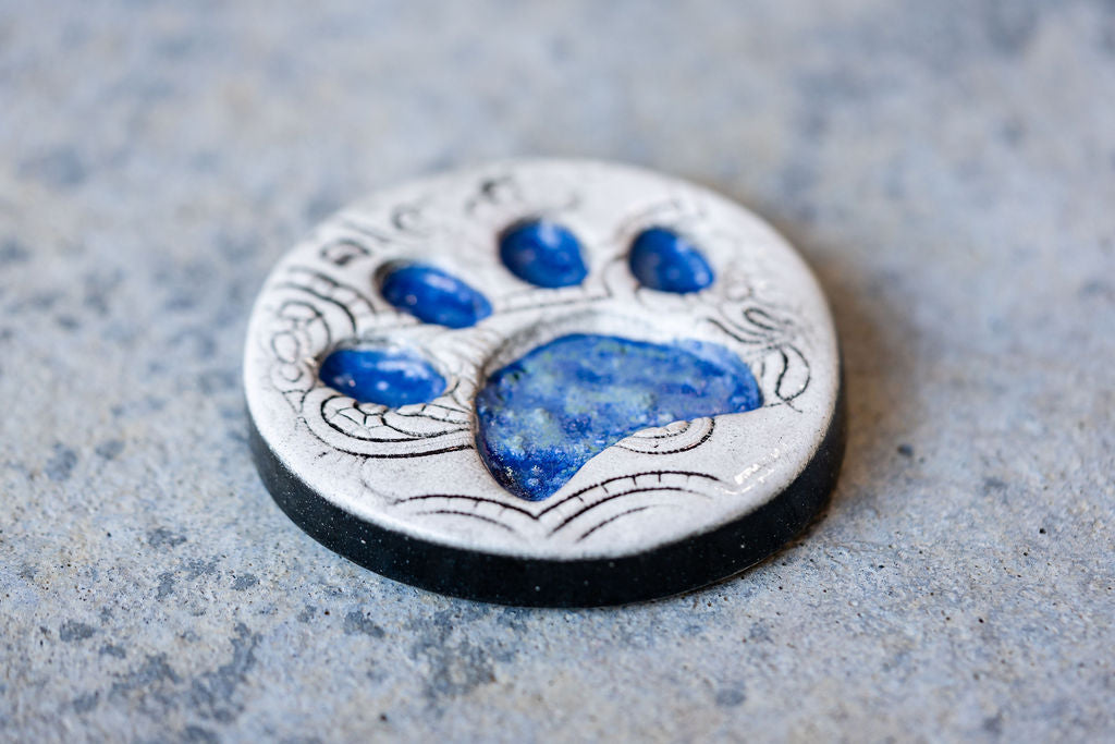 Lace-Patterned Circular Pet Memorial Tile - Textured Ceramic Tribute with Paw Print