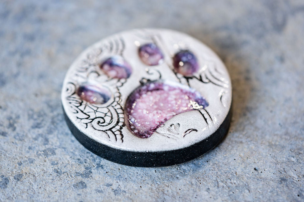 Lace-Patterned Circular Pet Memorial Tile - Textured Ceramic Tribute with Paw Print