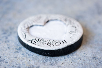 Lace-Patterned Circular Memorial Tile - Textured Ceramic Tribute with Ash-Infused Heart
