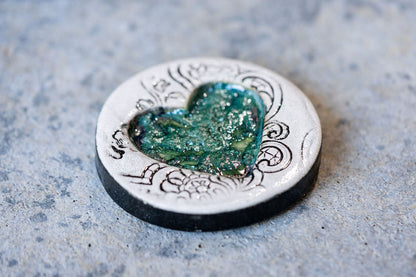 Lace-Patterned Circular Memorial Tile - Textured Ceramic Tribute with Ash-Infused Heart